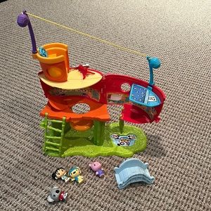 Ni Hao Kai Lin Tolee’s Treehouse with 4 characters